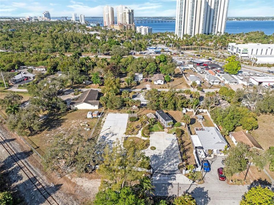 На продажу: $1,700,000 (1.11 acres)