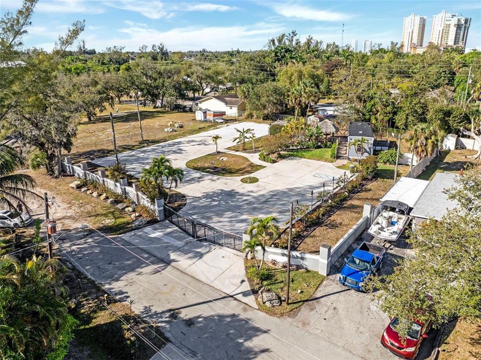 На продажу: $1,700,000 (1.11 acres)