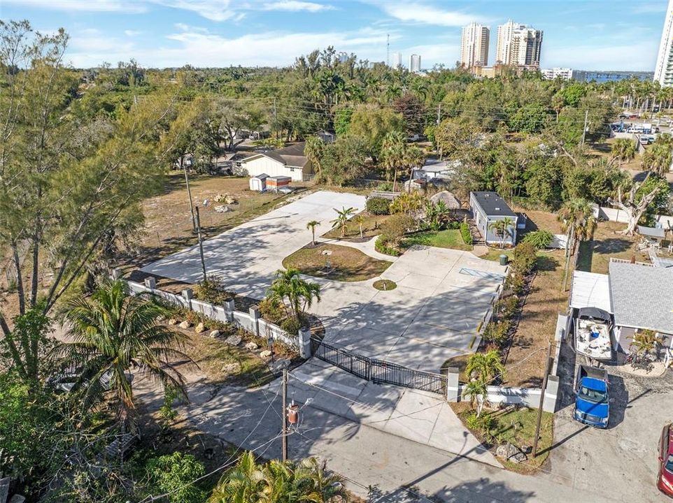 На продажу: $1,700,000 (1.11 acres)