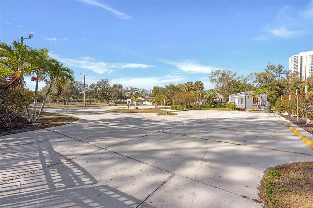 На продажу: $1,700,000 (1.11 acres)