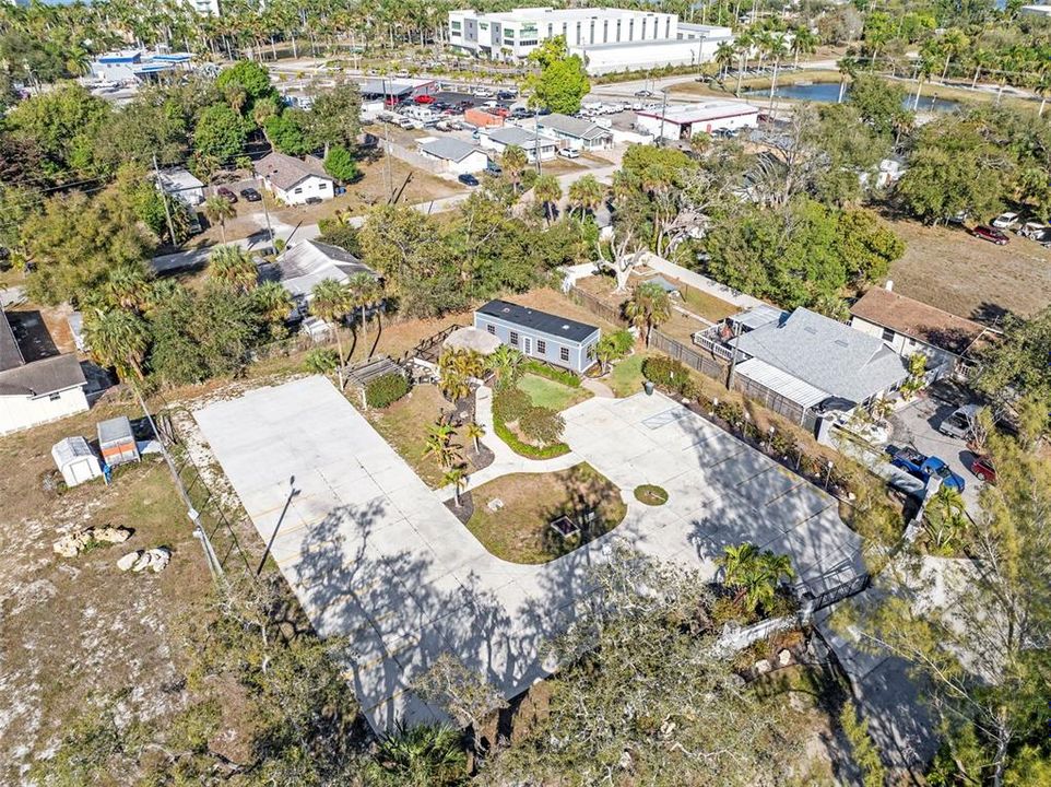 На продажу: $1,700,000 (1.11 acres)