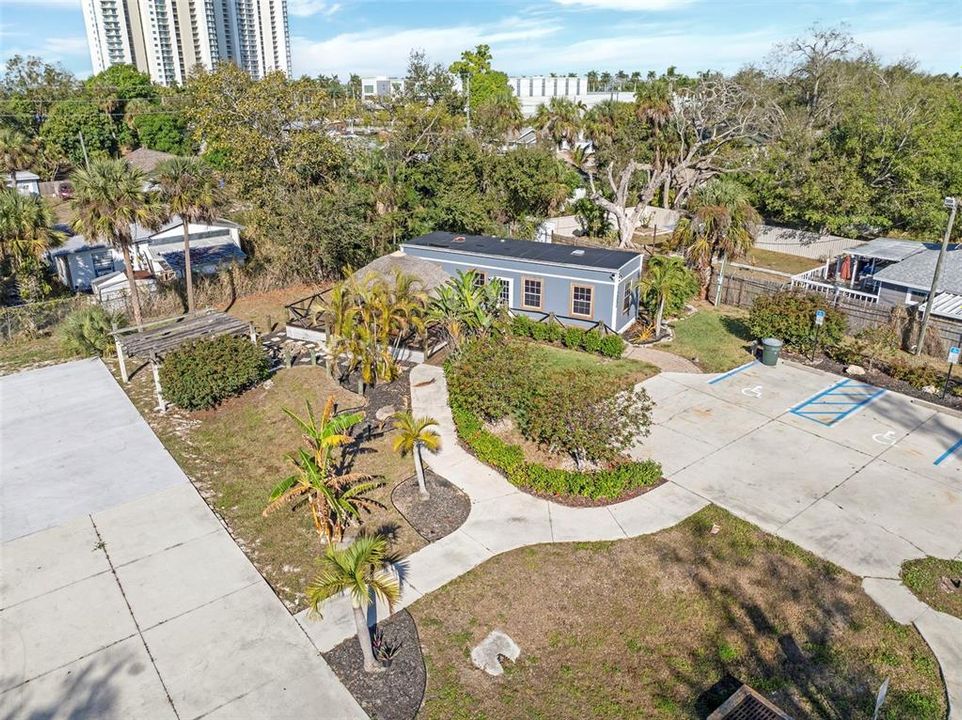 На продажу: $1,700,000 (1.11 acres)