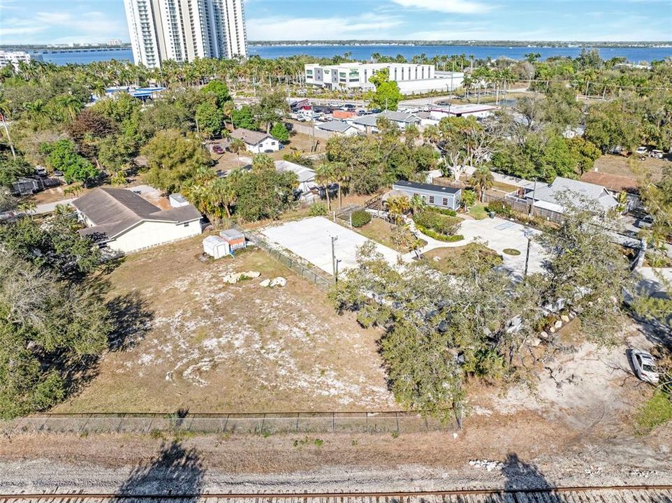 На продажу: $1,700,000 (1.11 acres)