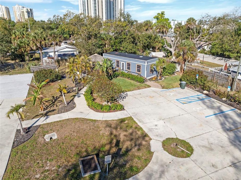 На продажу: $1,700,000 (1.11 acres)