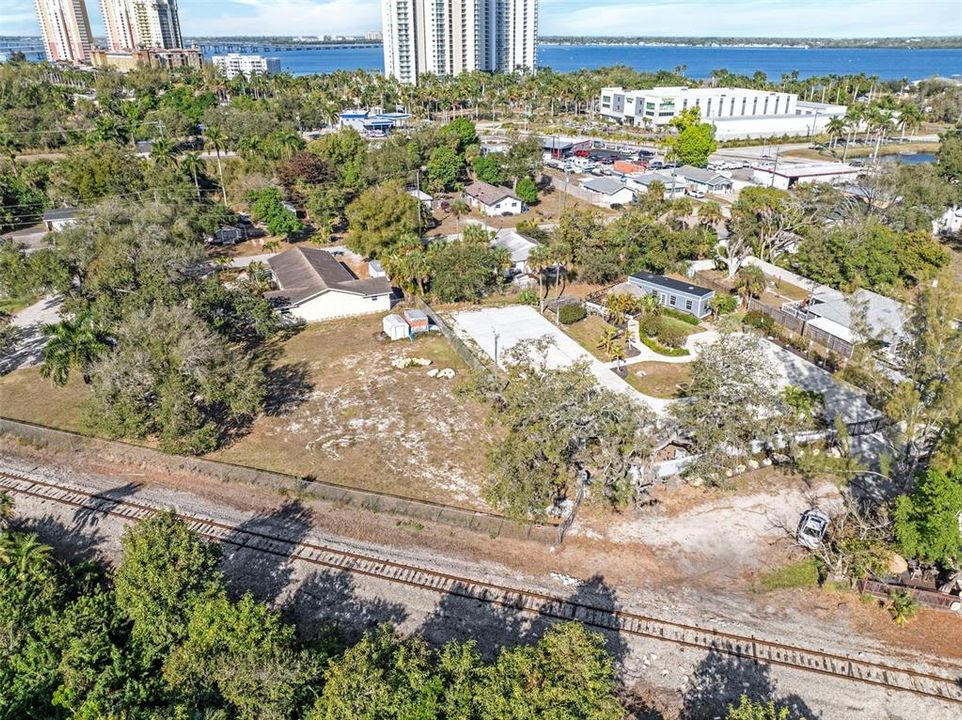 На продажу: $1,700,000 (1.11 acres)