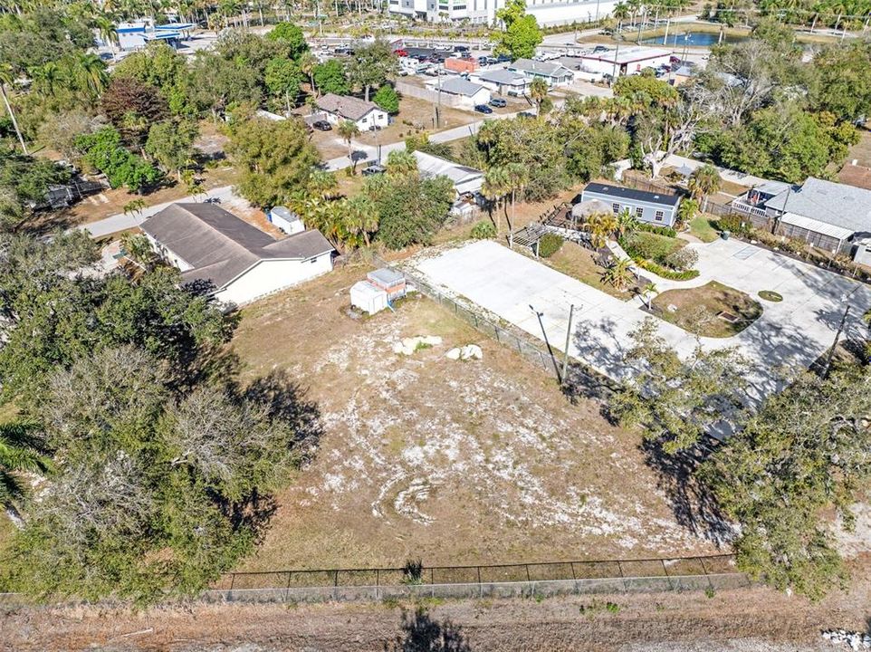 На продажу: $1,700,000 (1.11 acres)