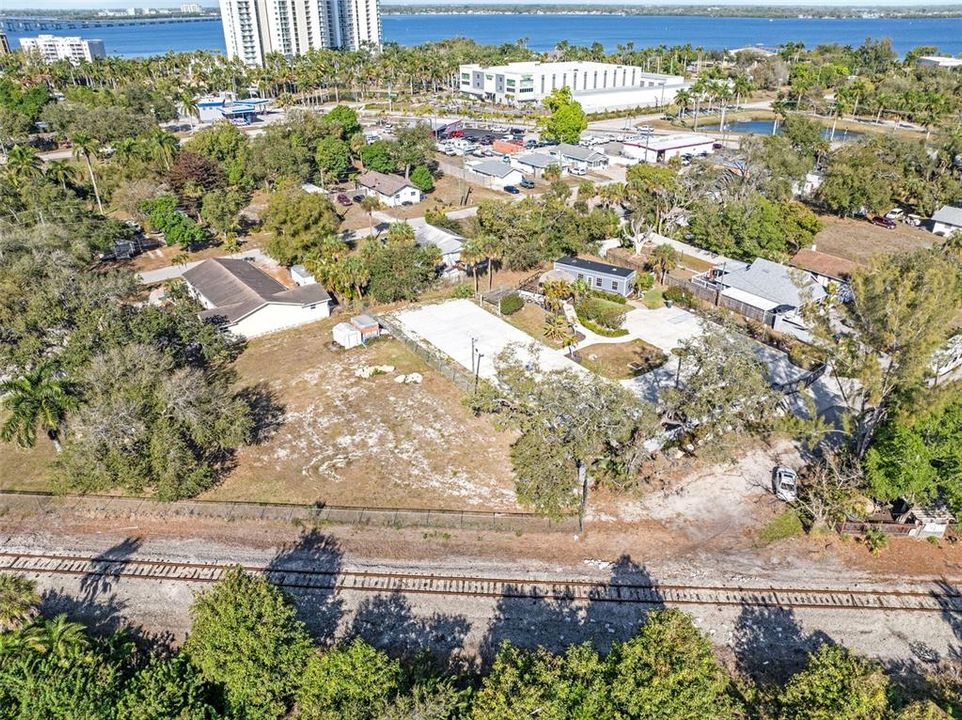 На продажу: $1,700,000 (1.11 acres)