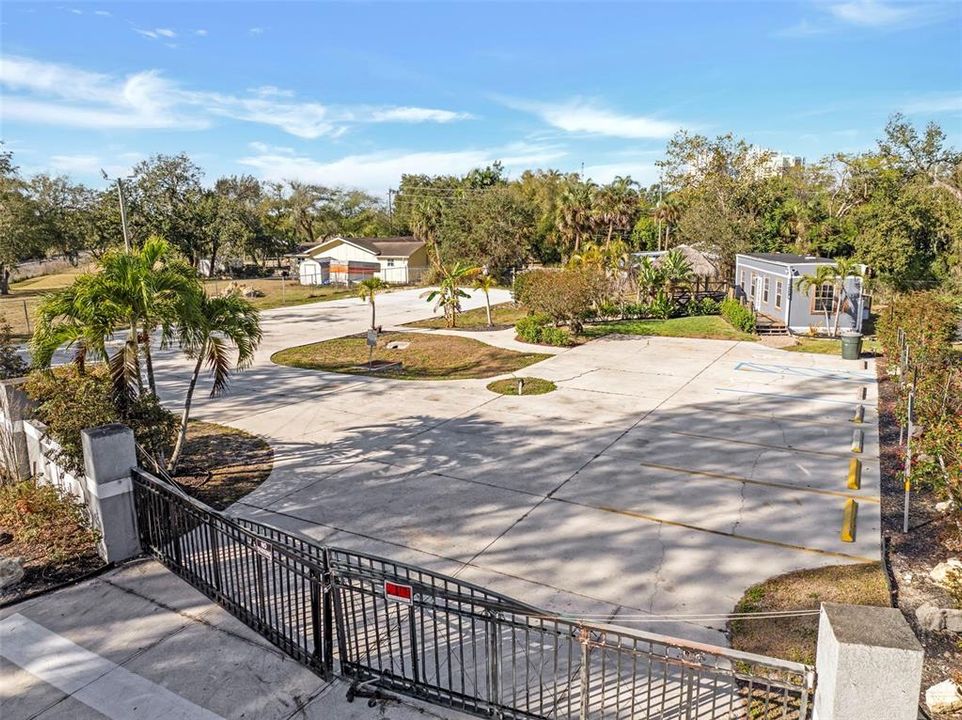 На продажу: $1,700,000 (1.11 acres)