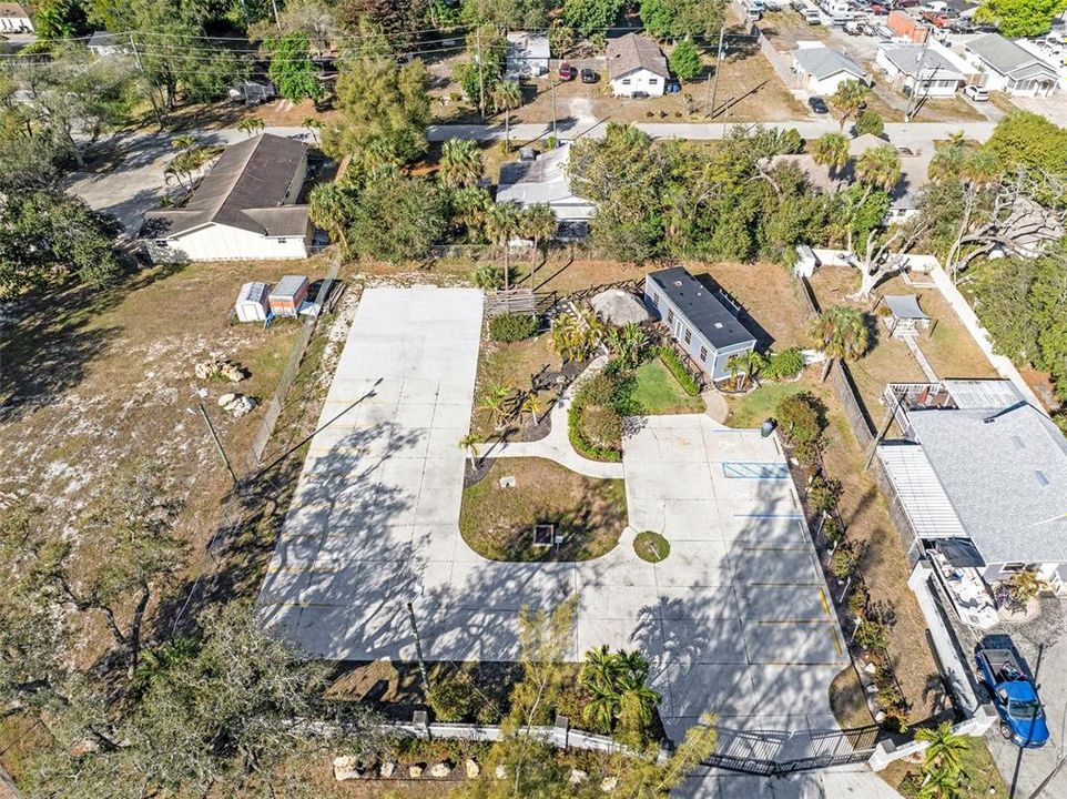 На продажу: $1,700,000 (1.11 acres)