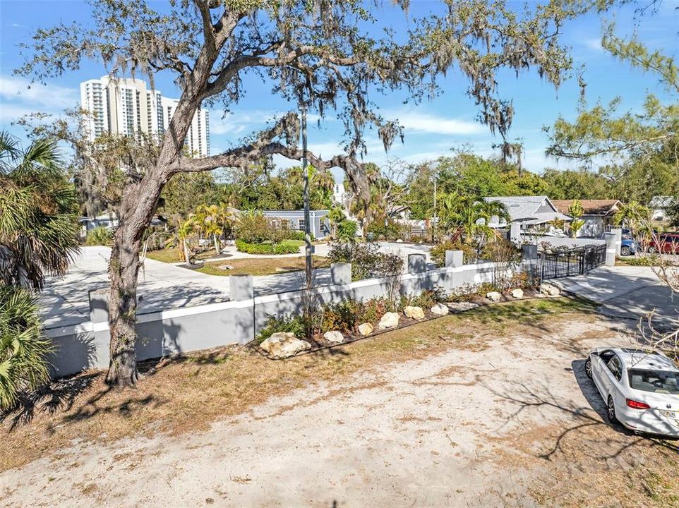 На продажу: $1,700,000 (1.11 acres)