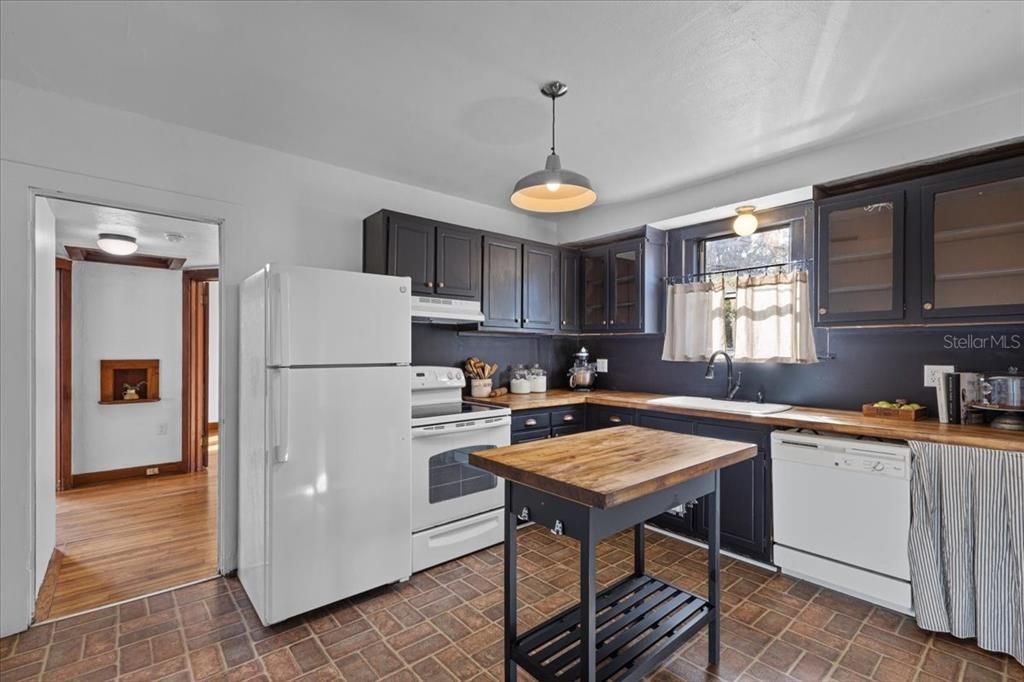 На продажу: $189,000 (2 спален, 1 ванн, 1128 Квадратных фут)