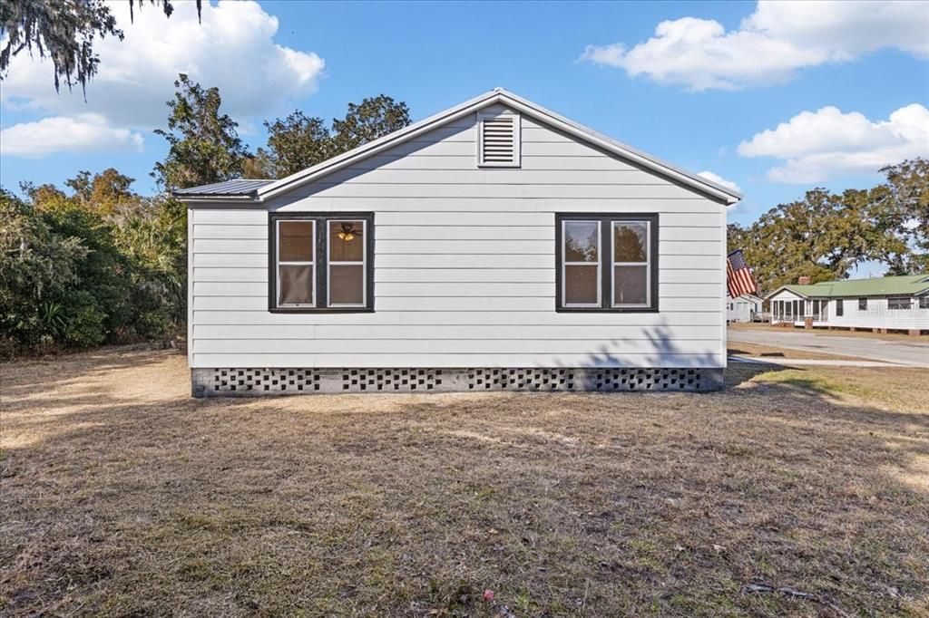 На продажу: $189,000 (2 спален, 1 ванн, 1128 Квадратных фут)