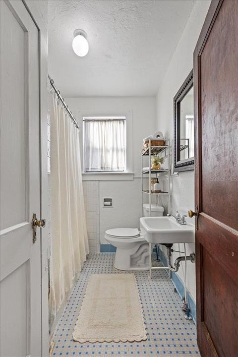 На продажу: $189,000 (2 спален, 1 ванн, 1128 Квадратных фут)