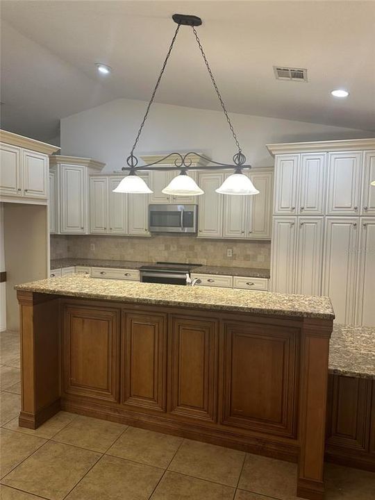 For Rent: $2,892 (3 beds, 2 baths, 2479 Square Feet)