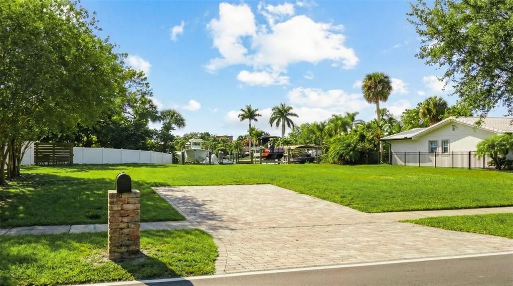 Activo con contrato: $699,000 (0.23 acres)