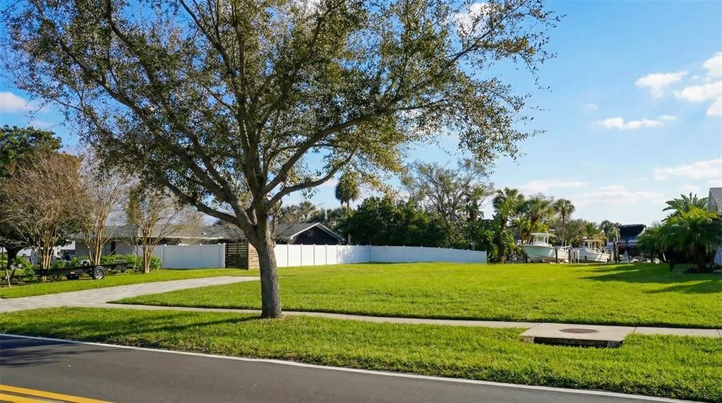 Activo con contrato: $699,000 (0.23 acres)