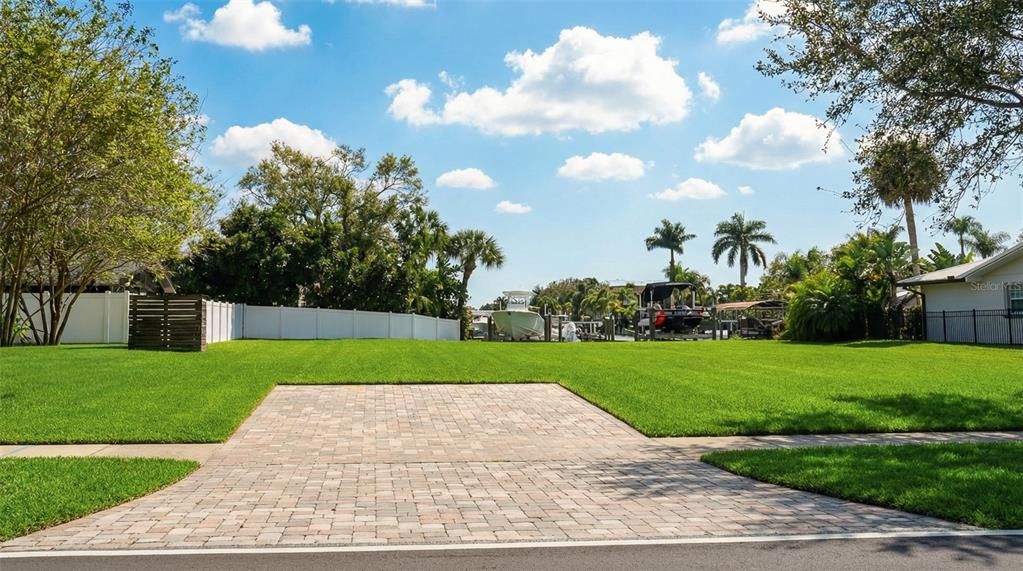 Activo con contrato: $699,000 (0.23 acres)