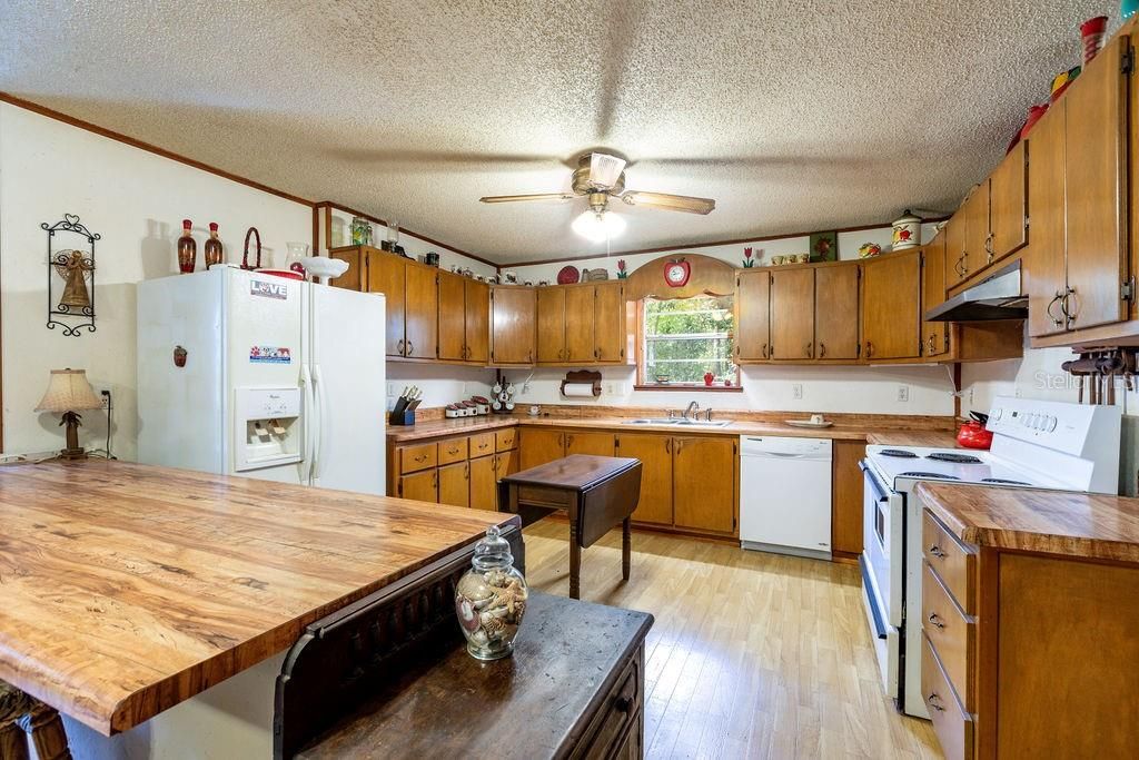 На продажу: $300,000 (2 спален, 3 ванн, 1560 Квадратных фут)