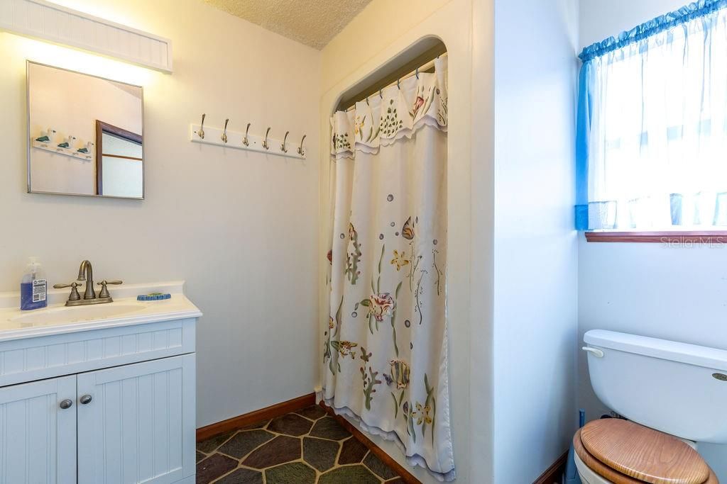 На продажу: $300,000 (2 спален, 3 ванн, 1560 Квадратных фут)