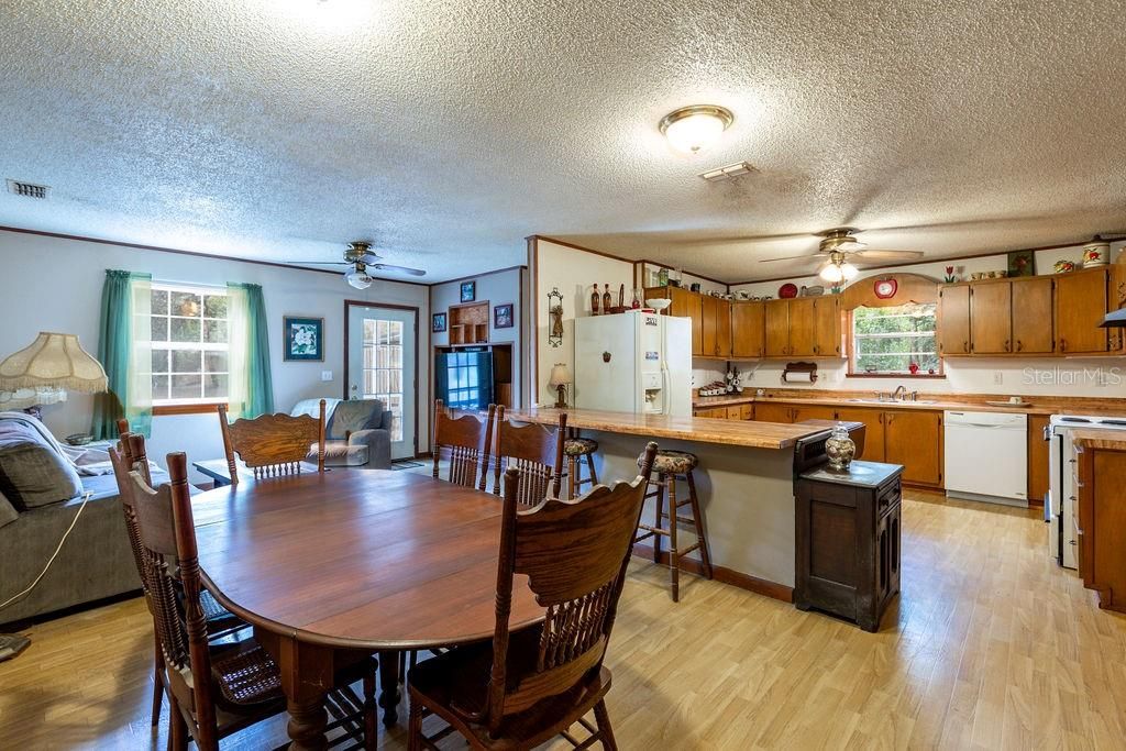 На продажу: $300,000 (2 спален, 3 ванн, 1560 Квадратных фут)