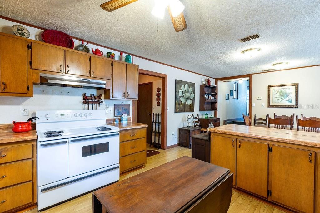 На продажу: $300,000 (2 спален, 3 ванн, 1560 Квадратных фут)