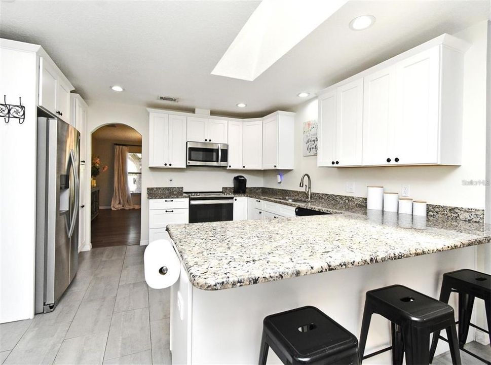 Activo con contrato: $435,000 (3 camas, 2 baños, 2364 Pies cuadrados)