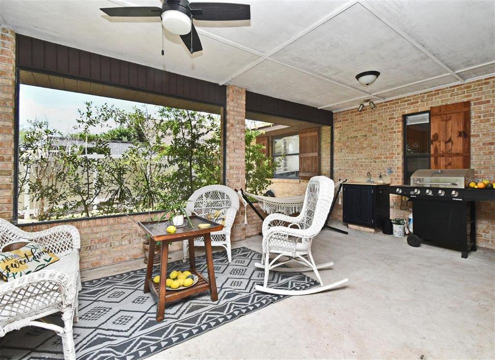 Activo con contrato: $435,000 (3 camas, 2 baños, 2364 Pies cuadrados)