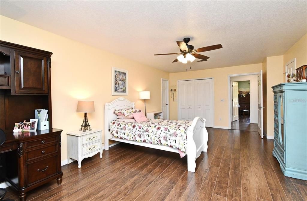 Activo con contrato: $435,000 (3 camas, 2 baños, 2364 Pies cuadrados)