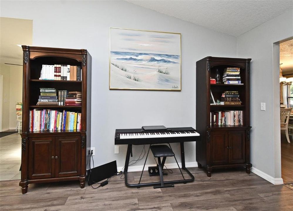Activo con contrato: $435,000 (3 camas, 2 baños, 2364 Pies cuadrados)