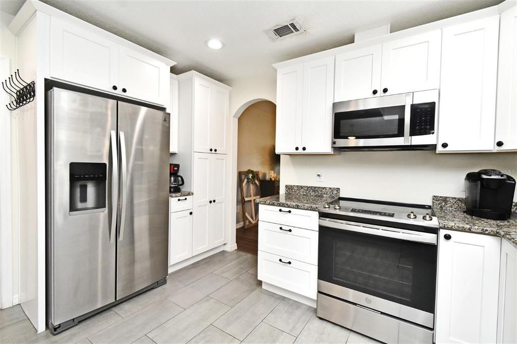 Activo con contrato: $435,000 (3 camas, 2 baños, 2364 Pies cuadrados)