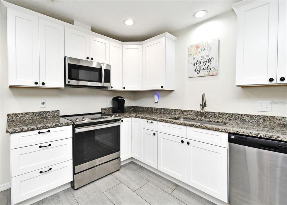 Activo con contrato: $435,000 (3 camas, 2 baños, 2364 Pies cuadrados)