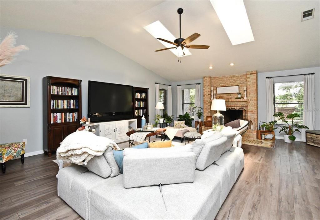 Activo con contrato: $435,000 (3 camas, 2 baños, 2364 Pies cuadrados)
