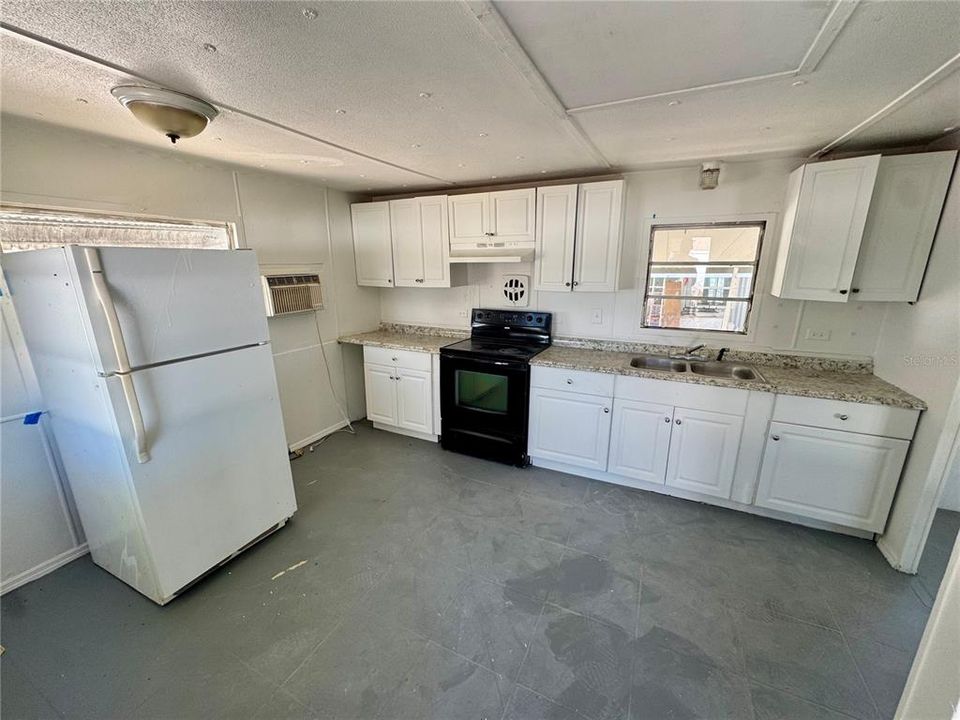 For Sale: $79,900 (3 beds, 1 baths, 936 Square Feet)