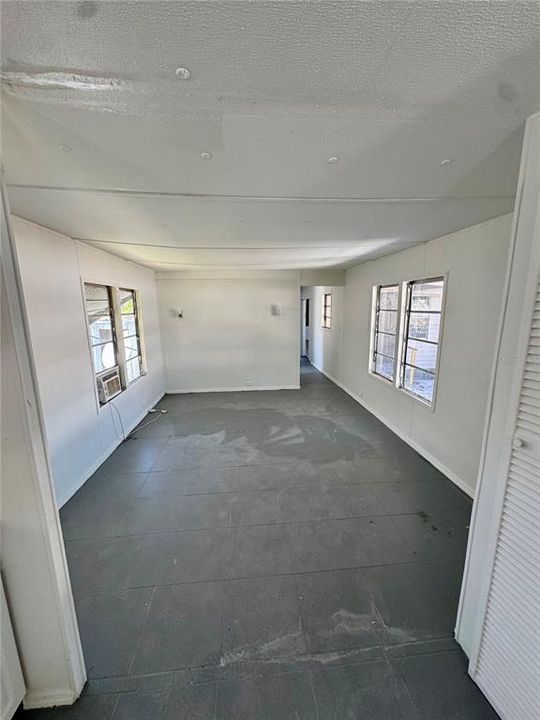 For Sale: $79,900 (3 beds, 1 baths, 936 Square Feet)