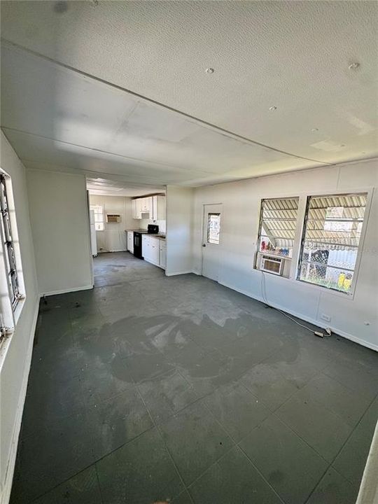 For Sale: $79,900 (3 beds, 1 baths, 936 Square Feet)