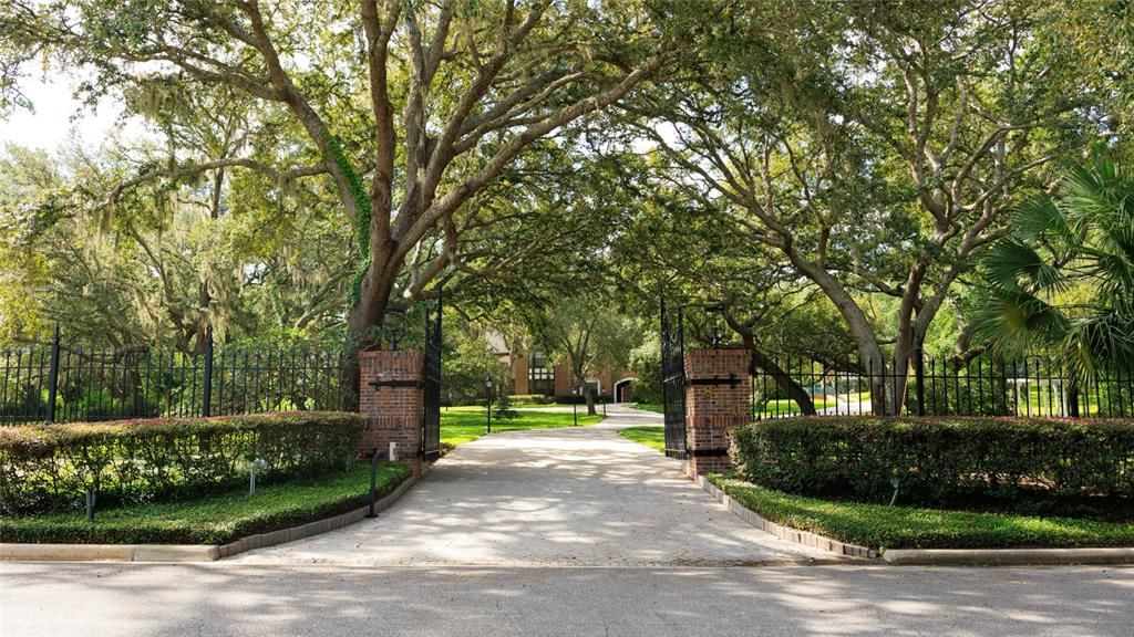 For Sale: $3,250,000 (5 beds, 7 baths, 7673 Square Feet)