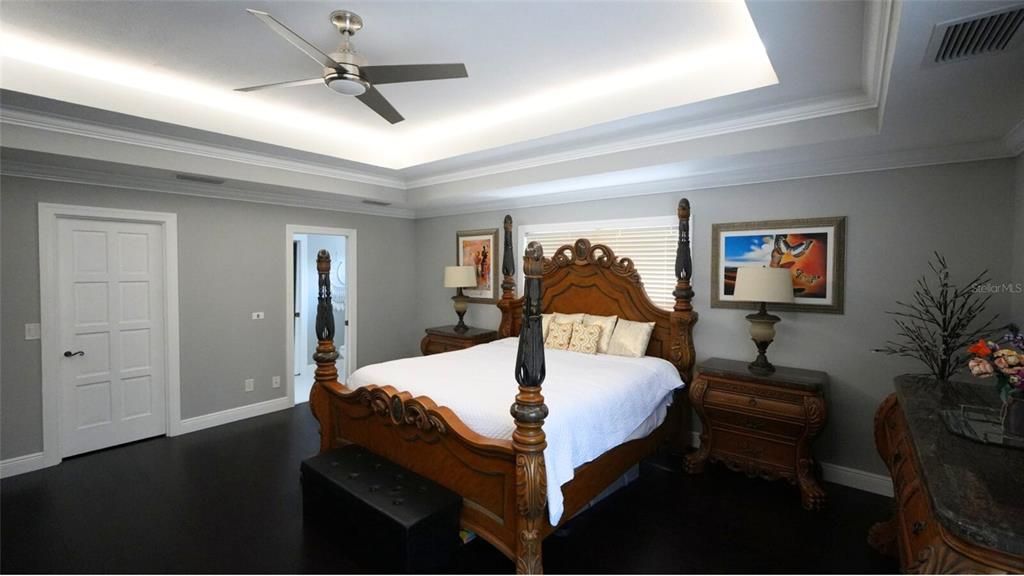 For Sale: $3,250,000 (5 beds, 7 baths, 7673 Square Feet)