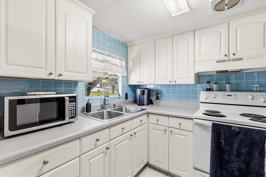 На продажу: $90,000 (2 спален, 2 ванн, 965 Квадратных фут)