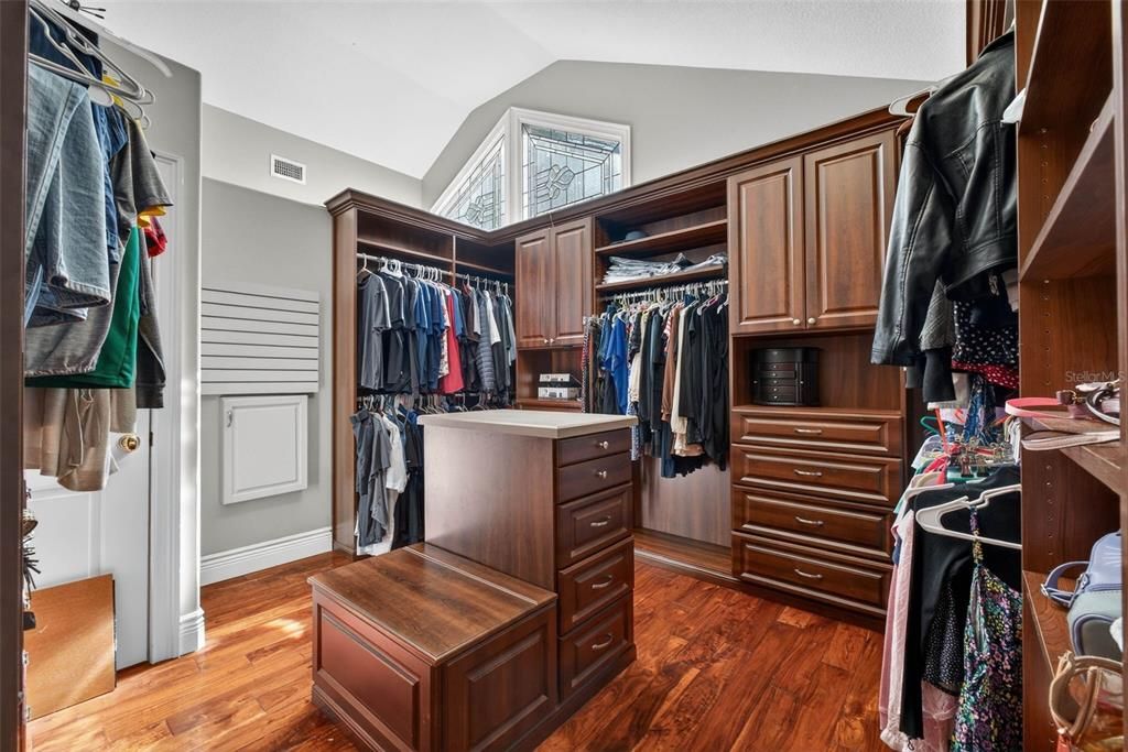 For Sale: $1,400,000 (5 beds, 5 baths, 6348 Square Feet)