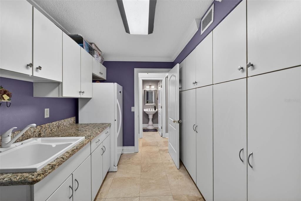 For Sale: $1,400,000 (5 beds, 5 baths, 6348 Square Feet)