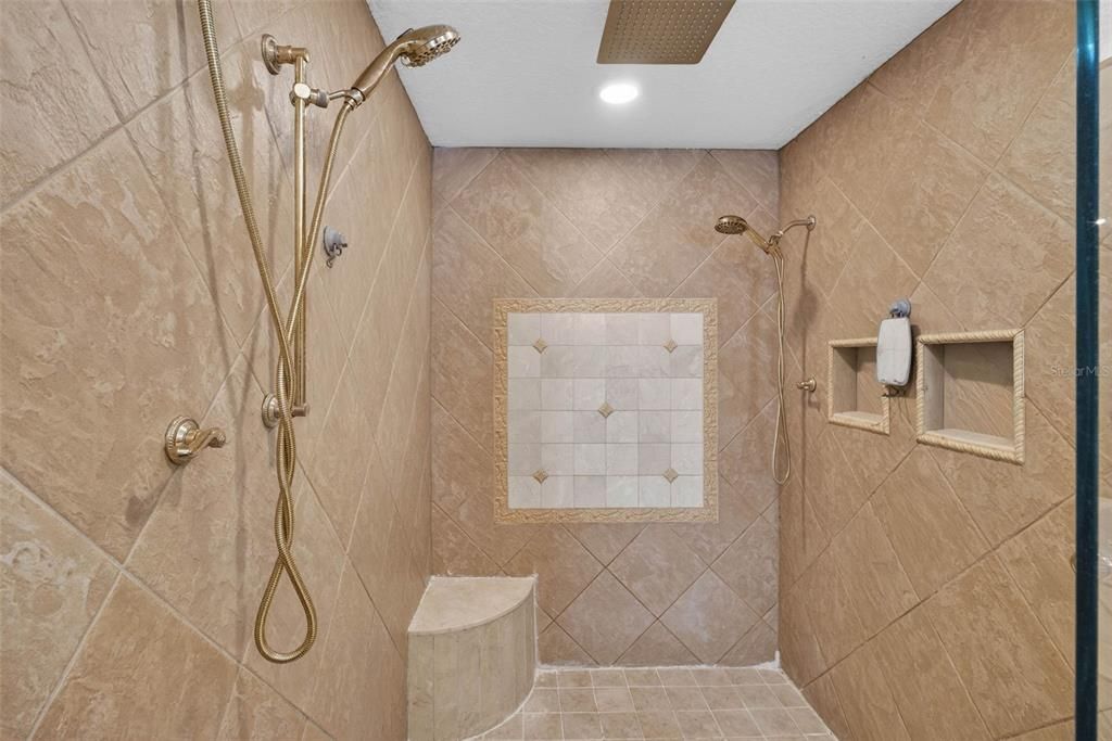 For Sale: $1,400,000 (5 beds, 5 baths, 6348 Square Feet)