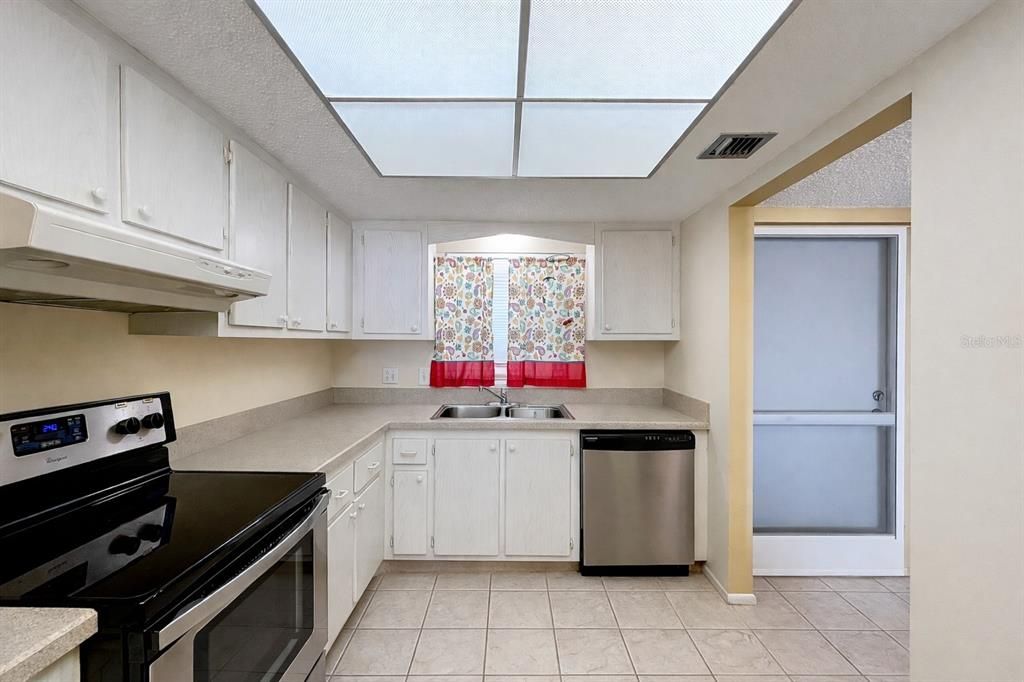 На продажу: $255,000 (2 спален, 2 ванн, 975 Квадратных фут)