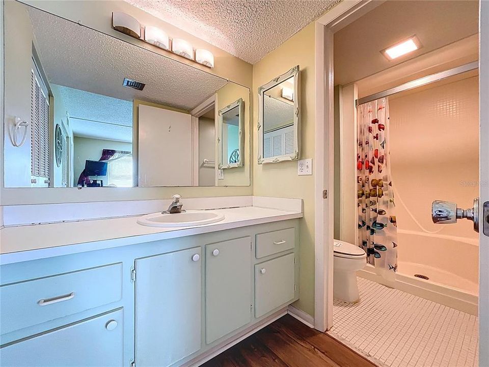 На продажу: $255,000 (2 спален, 2 ванн, 975 Квадратных фут)