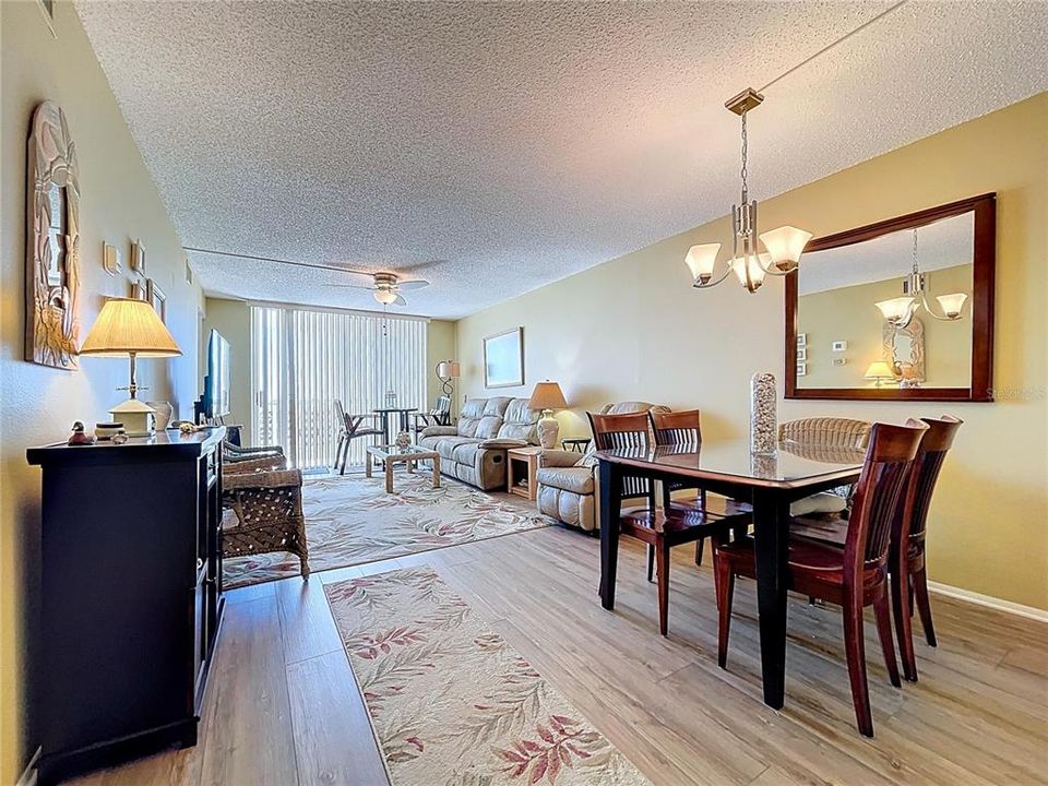 На продажу: $255,000 (2 спален, 2 ванн, 975 Квадратных фут)