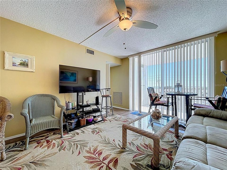 На продажу: $255,000 (2 спален, 2 ванн, 975 Квадратных фут)