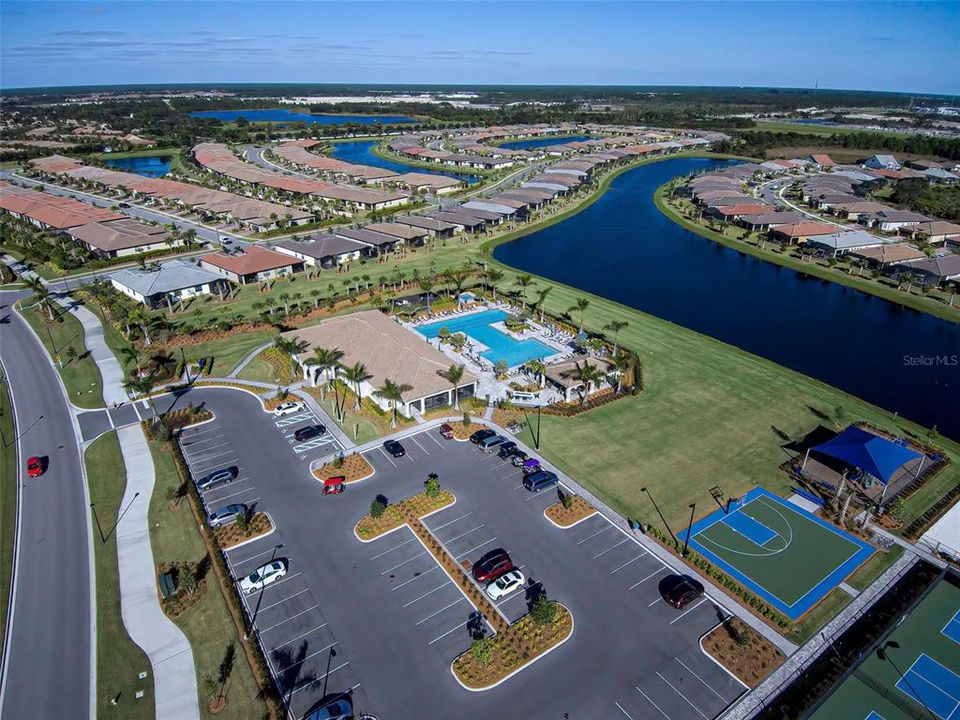 Под контрактом: $434,900 (2 спален, 2 ванн, 1611 Квадратных фут)