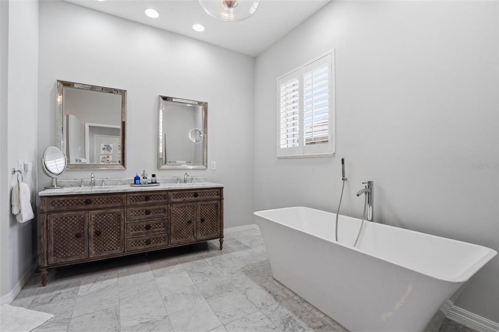 For Sale: $1,395,000 (3 beds, 3 baths, 3747 Square Feet)