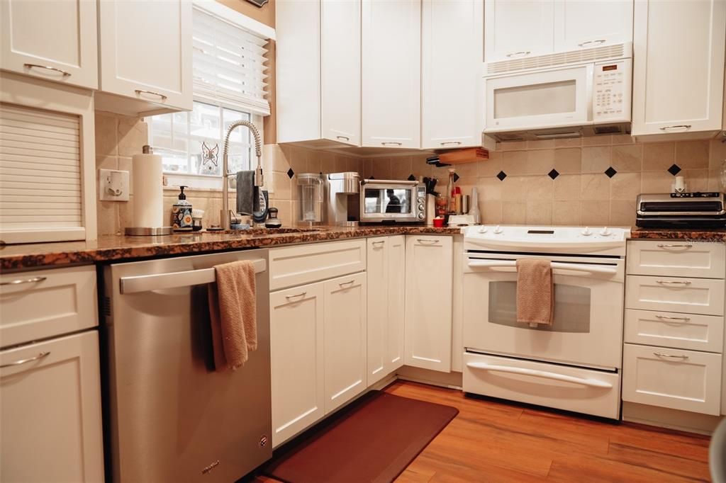 For Sale: $225,000 (2 beds, 2 baths, 1104 Square Feet)
