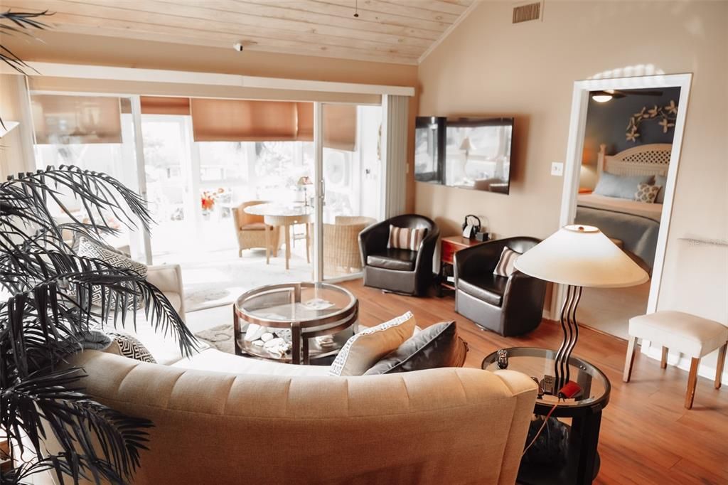For Sale: $225,000 (2 beds, 2 baths, 1104 Square Feet)