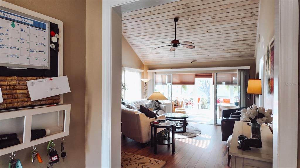 For Sale: $225,000 (2 beds, 2 baths, 1104 Square Feet)
